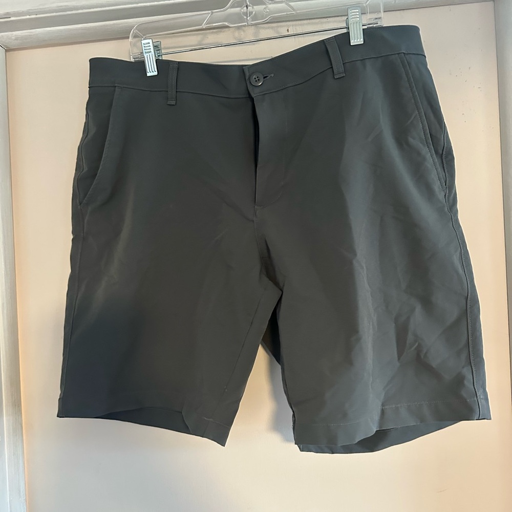 Under Armour Men's Gray Golf Shorts 40